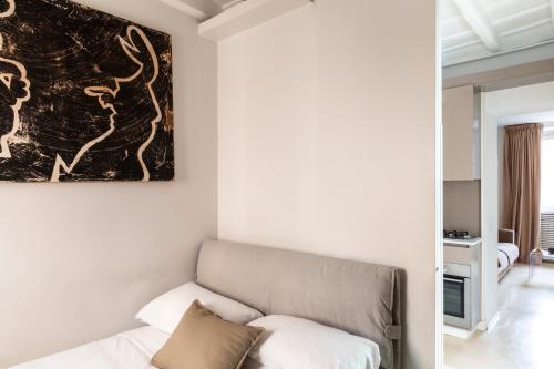 a living room with a couch and a painting on the wall at Vittoria apartment BDB in Rome