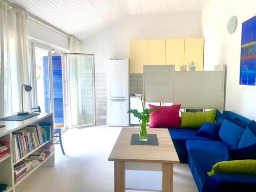 普纳特Apartment Art Adriatic的客厅里有一张蓝色的沙发和一张桌子
