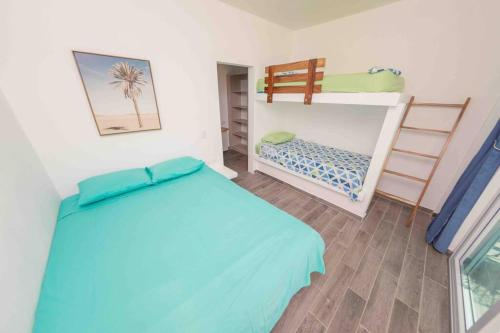 1 dormitorio con 1 cama y 1 litera en Chalet full equipado - La Arenosa 