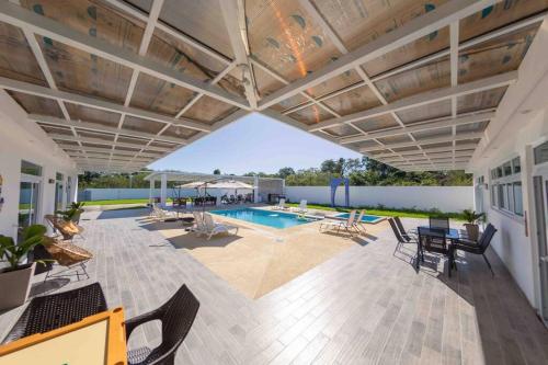 un patio al aire libre con sillas y una piscina en Chalet full equipado - La Arenosa 