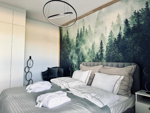 Schlafzimmer mit einem Bett mit Wandgemälde in der Unterkunft Mountain Shine - Apartment, SPA and Parking in Zakopane