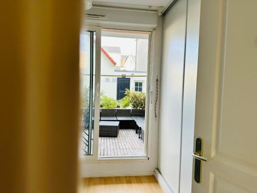 een balkon met uitzicht vanaf een deur bij La crevette grise à Cayeux sur mer en baie de Somme in Cayeux-sur-Mer