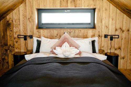 a bedroom with a bed with a flower on it at Wimer Domki in Wysowa-Zdrój