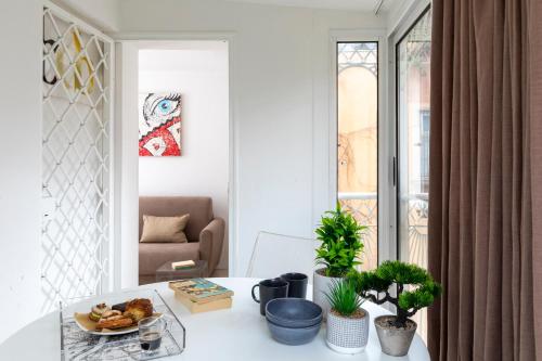 a living room with a table with a plate of food at Vittoria apartment BDB in Rome