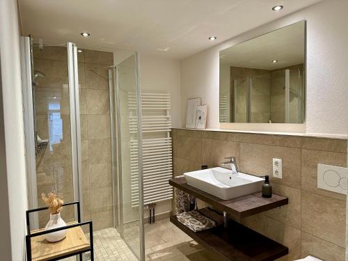 a bathroom with a sink and a shower at BERGLIEBE - Wunderschöne Wohnung in Kempten - Stadtmitte in Kempten