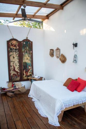 a bedroom with a bed and a painting on the wall at Marbella Retreats Casa Roja in Santa Cruz
