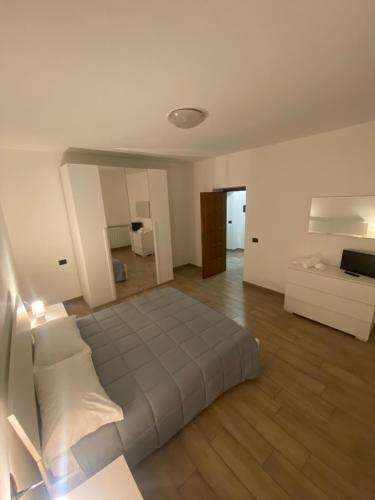 um quarto grande com uma cama e um sofá em Residenza Mazzini em Avezzano