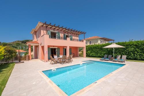 une image d'une villa avec une piscine dans l'établissement Armonia Villas, à Lixouri