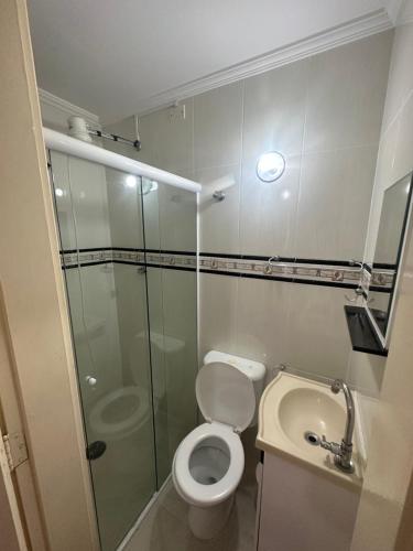 La salle de bains est pourvue d'une douche, de toilettes et d'un lavabo. dans l'établissement Cantinho da dona Maria, à Guarujá