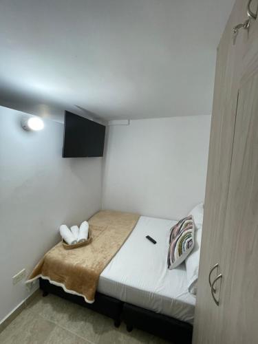 a small bedroom with a bed with two white towels at Apartamento excepcional con excelente ubicación in Bello