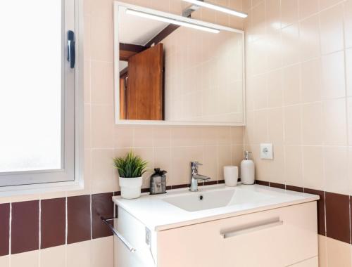 W łazience znajduje się umywalka i lustro. w obiekcie Flat beach terrace - Pool & Parking w mieście Benidorm