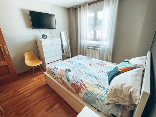 Dormitorio pequeño con cama y TV en Apartamento Cemba Ponferrada, en Ponferrada