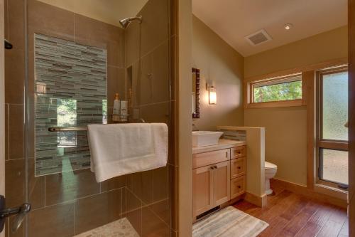 un bagno con doccia e lavandino di Fairway Favorite - Walk to Tahoe City Shops, Dining & Lake - Pet Friendly a Tahoe City