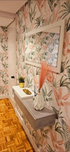 a bathroom with a sink with a flower wallpaper at Centro Catedral Carrera 27, 1 plaza de aparcamiento y NETFLIX gratis in Jaén