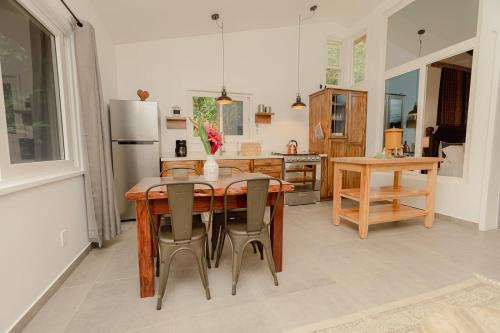 Una cocina o zona de cocina en Sattva Land