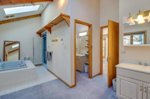 een badkamer met een douche, een toilet en een wastafel bij Lakefront Long Pond Retreat with Kayaks, Near Skiing in Long Pond