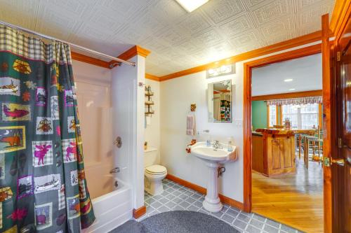 een badkamer met een wastafel en een toilet bij Cozy Greig Getaway - 1 Mi to Brantingham Lake! in Glenfield