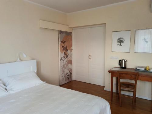 1 dormitorio con cama, escritorio y mesa en B&B METRO' en Perugia