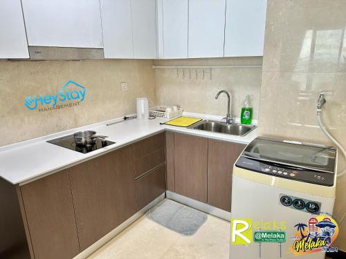 Una cocina o zona de cocina en Silver Scape Residence Melaka Raya By Heystay Management
