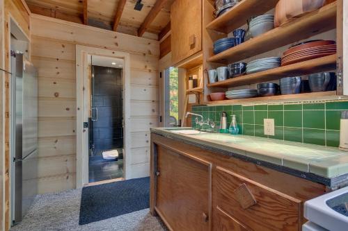 Dapur atau dapur kecil di Falcon's Rest - Ski and Summer Cabin in The Heart of North Lake Tahoe- Gas Fireplace