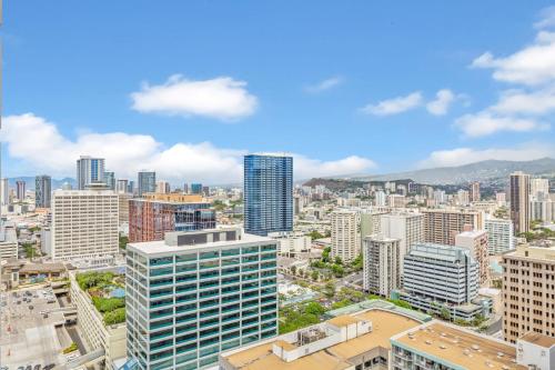 Pemandangan umum bagi Honolulu atau pemandangan bandar yang diambil dari hotel