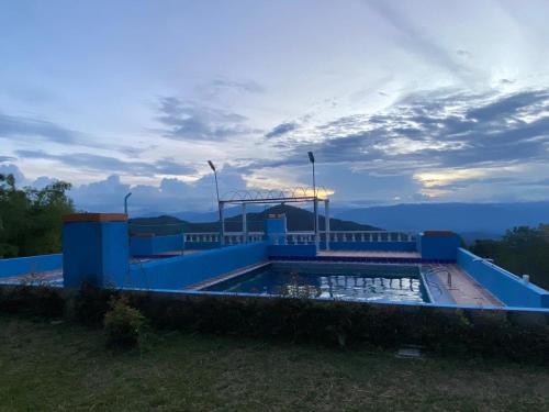een blauw gebouw met een zwembad bovenop bij Finca Descanso Fronterita Sanjeronimo in San Jerónimo