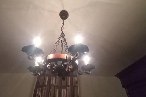 una lámpara de araña colgando del techo de una habitación en Le Relais de la Mandragore, 