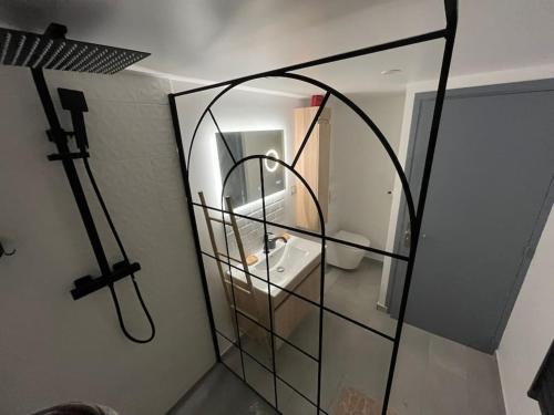 een badkamer met een spiegel en een wastafel in de kamer bij V - Villa 2022 PARIS EXPO-3min metro-8 rooms-12 beds in Bagneux