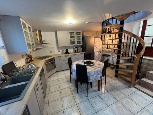 een keuken met een tafel en een wenteltrap bij V - Villa 2022 PARIS EXPO-3min metro-8 rooms-12 beds in Bagneux