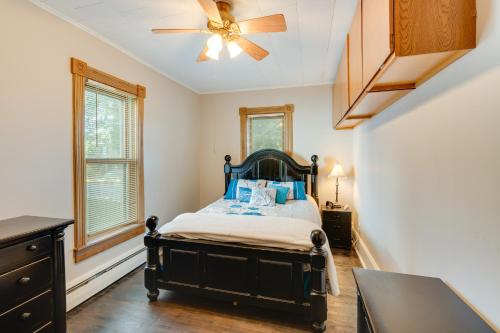 En eller flere senge i et værelse på Pet-Friendly Mount Carroll Home with Fenced-In Yard!