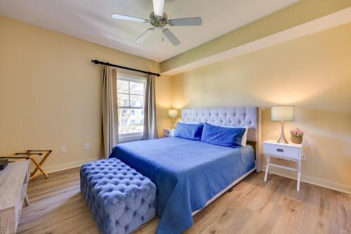 1 dormitorio con 1 cama azul y ventilador de techo en Elegant St Augustine Resort Condo, 20 Mi to Beach!, en St. Augustine