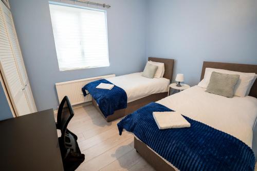 Een bed of bedden in een kamer bij Entire Home Contractors, Relocators Monthly or Weekly Stay