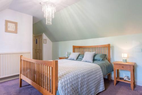 Schlafzimmer mit einem Bett und einem Kronleuchter in der Unterkunft Crown inn in Sarre