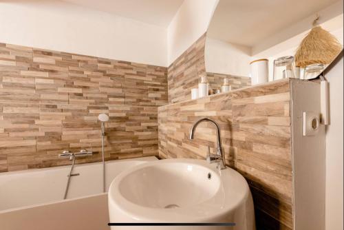 ein Badezimmer mit einem Waschbecken und einer Badewanne in der Unterkunft CASA RELAX Appart cocooning dans village provençal in Montfort-sur-Argens