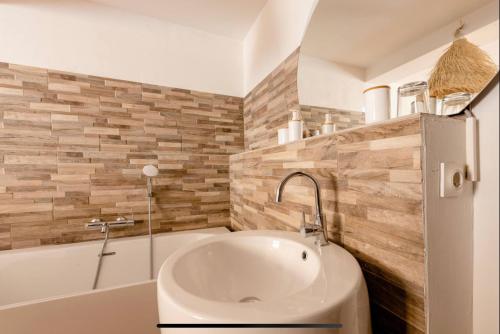 une salle de bain avec un lavabo et une baignoire dans l'établissement CASA RELAX Appart cocooning dans village provençal, à Montfort-sur-Argens