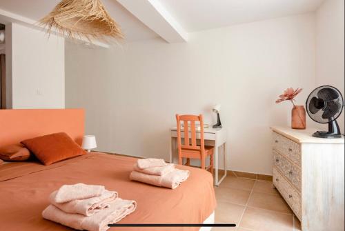 ein Schlafzimmer mit einem Bett mit zwei Handtüchern darauf in der Unterkunft CASA RELAX Appart cocooning dans village provençal in Montfort-sur-Argens