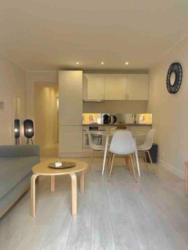 un salon avec un canapé et une table dans l'établissement Le BASHKIR - AC - WIFI -terrasse - prés mer - Tram et supermarchés, à Nice