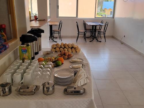 - une table avec des assiettes de nourriture dans la cuisine dans l'établissement OpenSky, à São Filipe