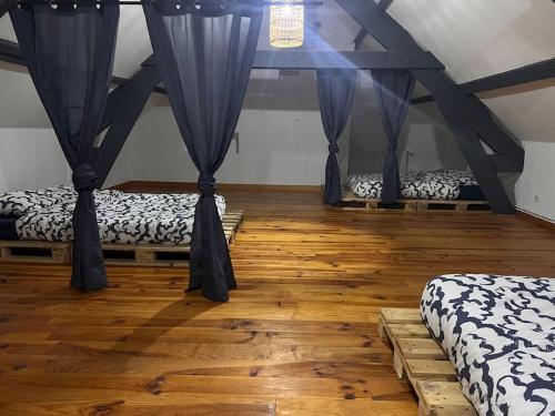Zimmer mit 2 Betten und Holzboden in der Unterkunft Le chalet percheron in La Loupe
