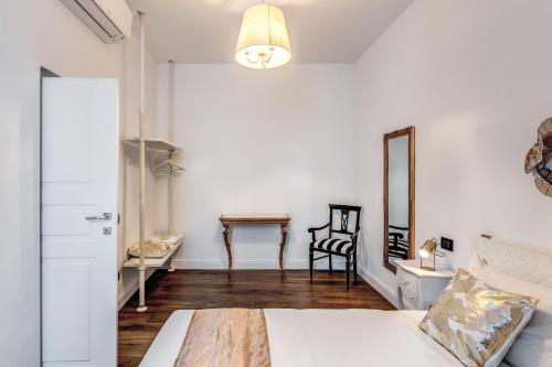 ローマにあるRIPETTA234のベッドルーム1室(ベッド1台、鏡、テーブル付)