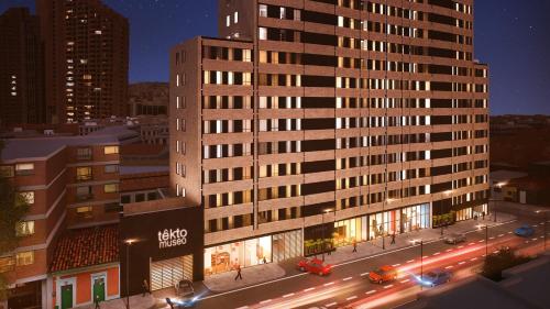 un grand bâtiment avec circulation dans une ville la nuit dans l'établissement Tranquilidad descanso y cultura Tekto, à Bogotá