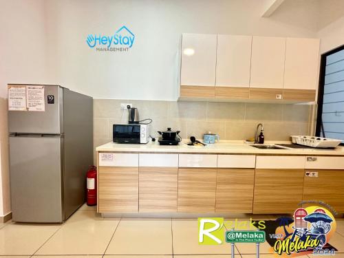 Kuchyň nebo kuchyňský kout v ubytování Atlantis Residences Melaka by HeyStay Management