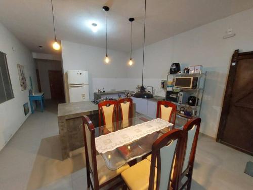 eine Küche mit einem Tisch und Stühlen in der Unterkunft Recanto Diminha Família in Igaratá