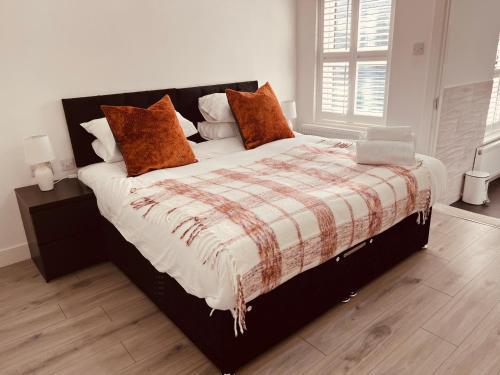 ein Schlafzimmer mit einem Bett und einem Laptop darauf in der Unterkunft Beautiful, Luxurious 3 Bed house, Perfect for Contractors , Family & Friends in Dartford