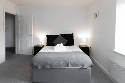 1 dormitorio con 1 cama grande y 2 mesitas de noche en Spacious 1Bed Apartment in Heywood near CC, en Heywood