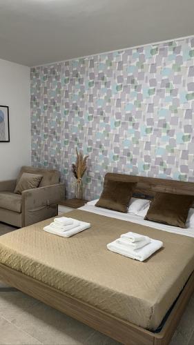 una camera da letto con un grande letto con asciugamani di Bed and Breakfast InCanto a Scafati