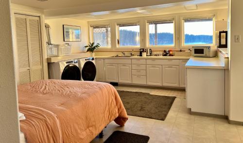 cocina grande con cama y lavamanos en The Starboard Side Room - Cliffside, Ocean Views, en Kodiak