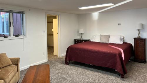 1 dormitorio con 1 cama y sala de estar con sofá en The Starboard Side Room - Cliffside, Ocean Views en Kodiak