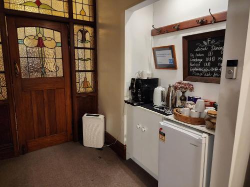 The Fern & Thistle Luxury Accommodation- Drinks, Hotpool, Saunaにあるキッチンまたは簡易キッチン