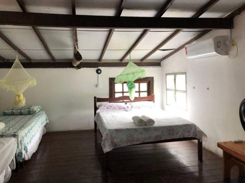 1 dormitorio con 2 camas en una habitación en Chalé 2 Praia de Moreré Boipeba en Moreré